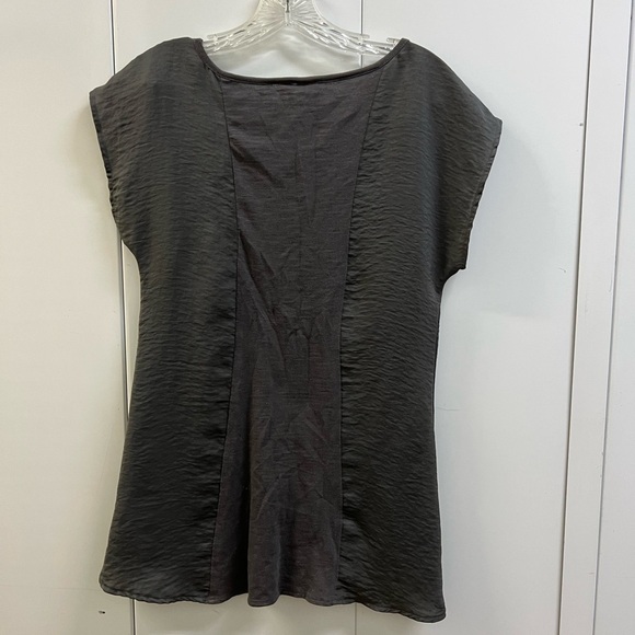 Like New Short Sleeve Solid Colored Blouse - Picture 2 of 3